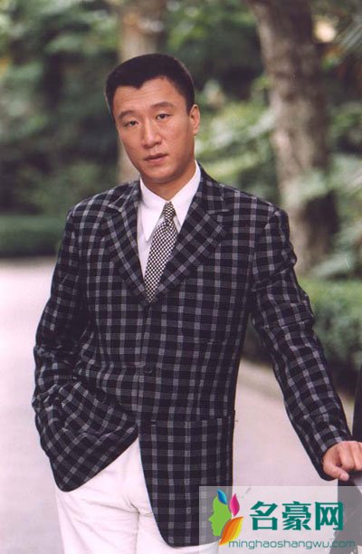 孙红雷第一任妻子是谁 孙红雷出了名之后立刻就毫不留情的把那个可怜的老女人甩了