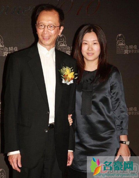 伏明霞生了几个孩子 一家三口其乐融融无懈可击