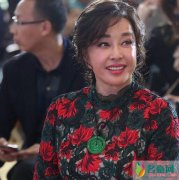 刘晓庆现身戴名贵首饰 刘晓庆穿减龄印花裙精气神