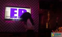 李嫣KTV狂甩头发 网友大赞不愧“天后”王菲之女