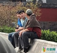 偶遇李晨街头拍戏 穿着朴素看似是在扮演一个小商