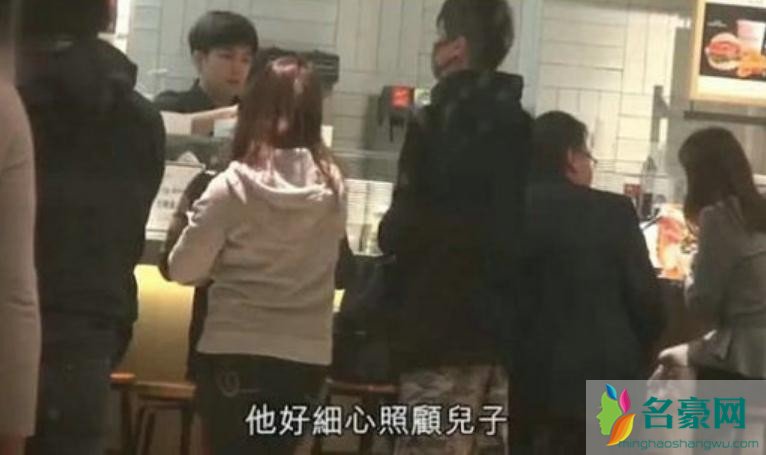 吴镇宇带儿子看电影照片