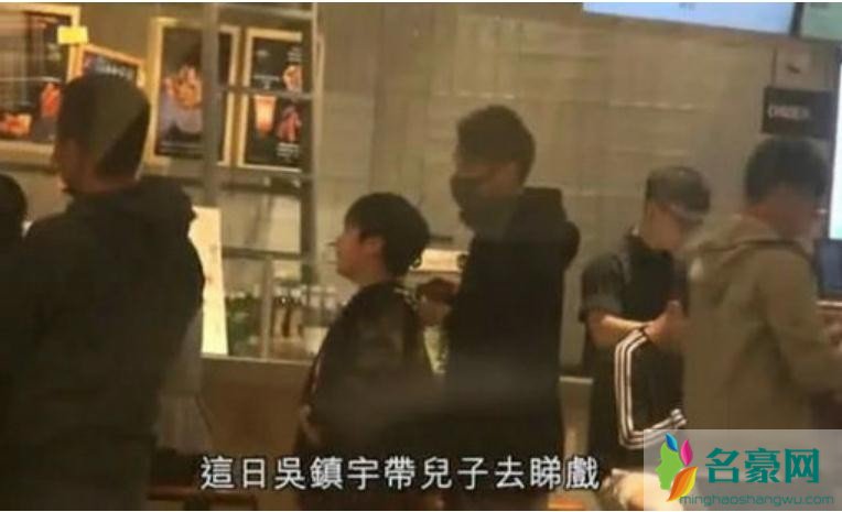 吴镇宇带儿子照片