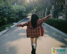 李小璐打扮似少女 双手抱头闭眼甜笑很是可爱