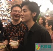鹿晗现身饭局 手捧酒杯心情十分好