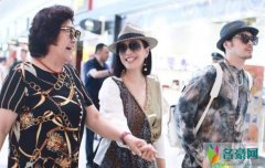 钟丽缇和婆婆似闺蜜 两人热聊灿笑还一起自拍