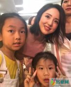 董璇离婚后首现身 和粉丝们热情互动疑似未受影响
