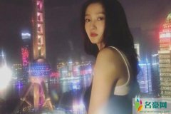 关晓彤与东方明珠合影 披着散发十分性感迷人