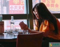王祖贤独自就餐被拍 素颜现身依旧十分年轻漂亮