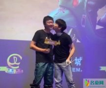彭昱畅谈片场被欺负 现场与导演互相亲吻力证友情