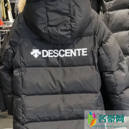 三个箭头朝下是什么牌子衣服 带3个箭头的衣服是什么品牌