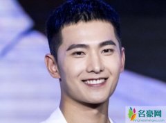 杨洋风波后首亮相 身穿白色西装状态佳