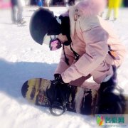 李小璐甜馨滑雪 粉色亲子装和谐温馨