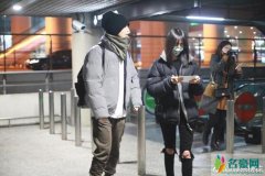 郑爽张恒情侣装现身机场 全程牵手感情好甜蜜