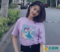 黄多多染发 对着镜头释放出特别甜美的微笑