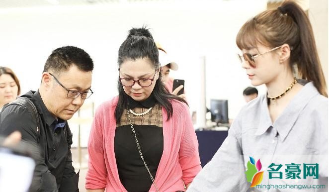 沈梦辰与父母同框