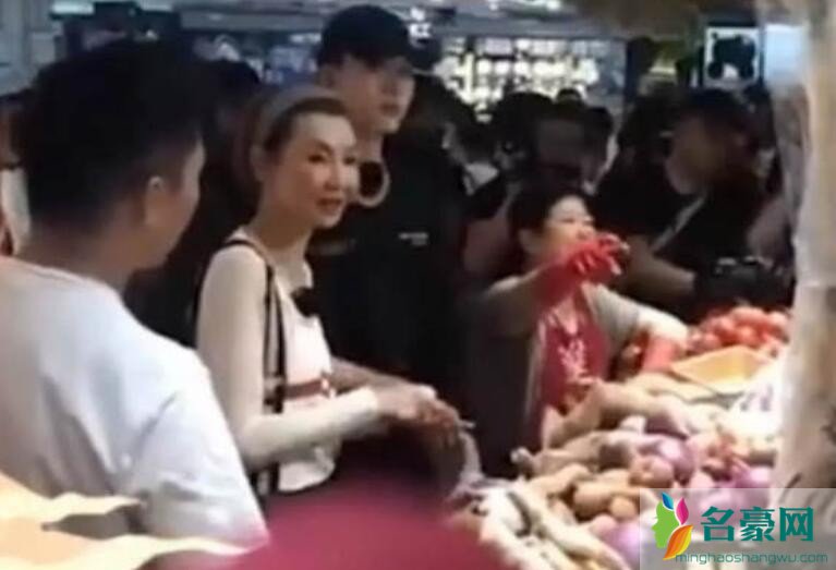 张曼玉菜市场买菜