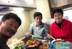 吴京晒与爸妈合照 吴京傻傻呆呆的冲着镜头傻笑