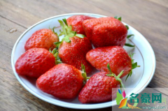 草莓底部白色的能吃吗 什么时候吃草莓最好