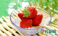 草莓吃多了尿会变红吗 草莓一天吃多少合适