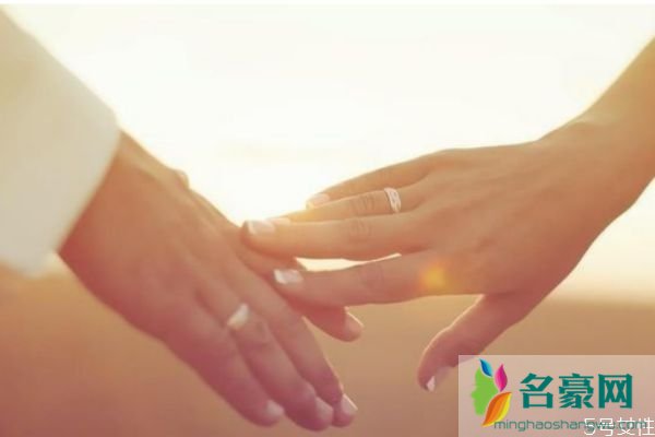 为什么女朋友会对自己说出轨了 轻浮的女人有哪些特点