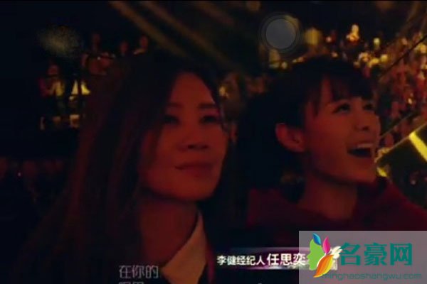 李健为什么换经纪人 每次经纪人都很优雅的欣赏着李健唱歌很有内容的眼神