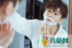 关晓彤和王嘉什么关系 这男的身高还是可以的关晓