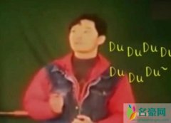 黄晓明艺考旧照曝光 在台上手舞足蹈深情高歌