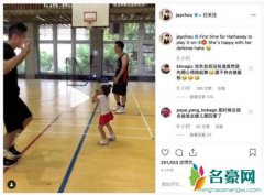 周杰伦带女儿打篮球 女儿在篮板下双手挥舞很呆萌
