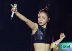 女歌手从降台跌落 从2.1米高度跌落屁股都摔肿了