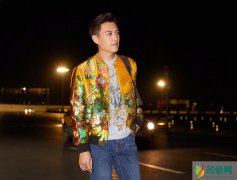 靳东现身北京机场 一身帅气搭配变身“花花公子”