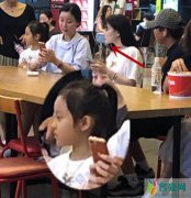 李小璐带女儿看电影 甜馨长成美人神似贾乃亮