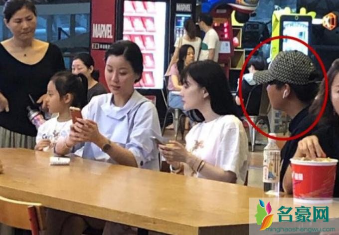 李小璐带女儿看电影