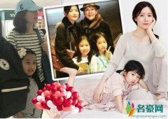 李英爱携女看舞台剧 女儿退去软萌变成清秀小美女