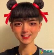 李现晒哪吒造型 红头绳绑着双丸子头帅气不减