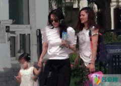 章子怡接女儿醒醒放学 身材纤瘦对怀孕与否依然存