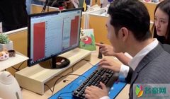 黄晓明一指禅打字 键盘上一个个敲字真是为难他了