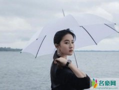 刘亦菲撑伞漫步湖边 举手投足间宛如画中美人