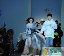 秦岚古巨基走秀 粉丝直呼：知画和五阿哥牵手啦！