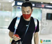 陈志朋一身潮牌出街 五星红旗手机壳十分抢眼