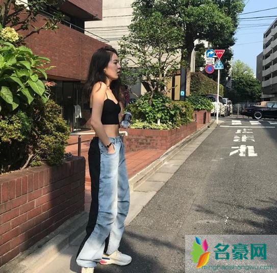 李咏女儿晒街拍美照