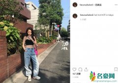 李咏女儿晒街拍美照 身穿吊带背心露出性感小蛮腰