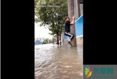 薛之谦洪水中爬杆怎么回事 为什么会网友质疑蹭热