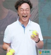 陈奕迅发际线抢镜 打网球扮酷全程表情浮夸