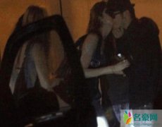 黄晓明与女网红喝酒 还索吻亲亲好老公人设崩塌