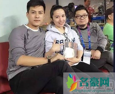 靳东老婆孩子图片大全 很幸福的一家三口儿子像老爸超帅气的