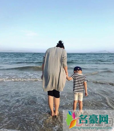 靳东老婆孩子图片大全 很幸福的一家三口儿子像老爸超帅气的