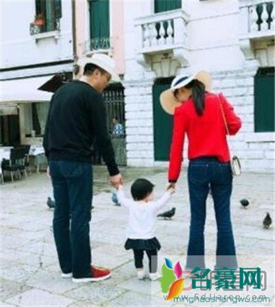 奶茶妹妹章泽天父亲是南京首富? 没点背景也不会平白无故火起来的