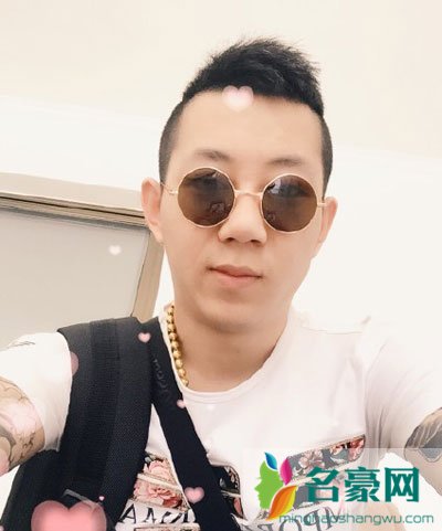 快手王小源是黑社会? 王小源开什么车