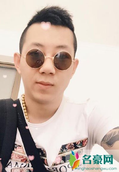 快手王小源是黑社会? 王小源开什么车